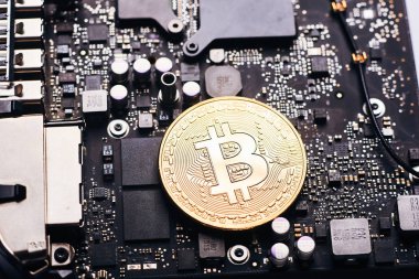 Bitcoin kavramı - altın sikke, bilgisayar devre kartı ile bitcoin oluşum ve miniyonga. Elektronik para, internet finans ve ypto para birimi. Bitcoin incelemesi.
