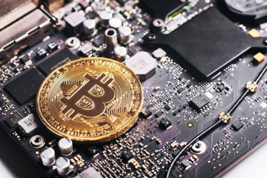 Bitcoin kavramı - altın sikke, bilgisayar devre kartı ile bitcoin oluşum ve miniyonga. Elektronik para, internet finans ve ypto para birimi. Bitcoin incelemesi.