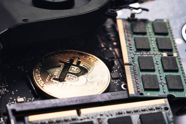 Bitcoin kavramı - altın sikke, bilgisayar devre kartı ile bitcoin oluşum ve miniyonga. Elektronik para, internet finans ve ypto para birimi. Bitcoin incelemesi.