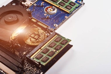 Bitcoin kavramı - altın sikke, bilgisayar devre kartı ile bitcoin oluşum ve miniyonga. Elektronik para, internet finans ve ypto para birimi. Bitcoin incelemesi.