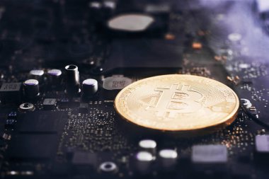 Bitcoin araştırma sürecinin - altın sikke bitcoin işlemci ve mikroçip ile bilgisayar devre kartı üzerinde yakın çekim. Elektronik para, internet finans ypto para kavramı.