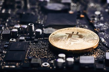 Bitcoin araştırma sürecinin - altın sikke bitcoin işlemci ve mikroçip ile bilgisayar devre kartı üzerinde yakın çekim. Elektronik para, internet finans ypto para kavramı.