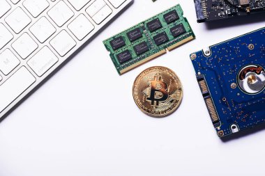 Bitcoin araştırma sürecinin - altın sikke bitcoin işlemci ve mikroçip ile bilgisayar devre kartı üzerinde yakın çekim. Elektronik para, internet finans ypto para kavramı.