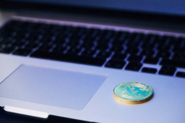 Bitcoin araştırma sürecinin - altın sikke bitcoin işlemci ve mikroçip ile bilgisayar devre kartı üzerinde yakın çekim. Elektronik para, internet finans ypto para kavramı.