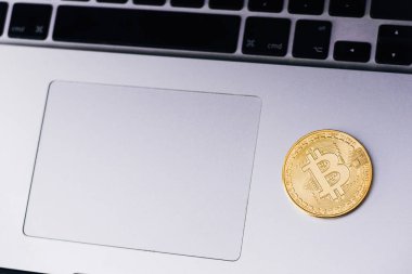 Bitcoin araştırma sürecinin - altın sikke bitcoin işlemci ve mikroçip ile bilgisayar devre kartı üzerinde yakın çekim. Elektronik para, internet finans ypto para kavramı.
