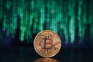 Bitcoin araştırma sürecinin - altın sikke bitcoin işlemci ve mikroçip ile bilgisayar devre kartı üzerinde yakın çekim. Elektronik para, internet finans ypto para kavramı.