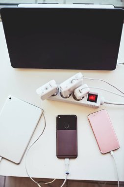 Bağdaştırıcı için smartphone ve masaya şarj dizüstü