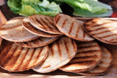 Burger buns Close-up pişmiş ızgara ve marul. Kalamar burger için malzemeler.