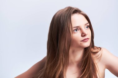 Stüdyo ışık gri arka plan üzerine iri gözlü genç şehvetli kadın portresi. Moda ve güzellik kavramı.