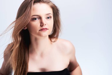 Gözleri iri ve rüzgarda sallayarak saç olan şehvetli kadın portre Studio. Moda ve güzellik kavramı. Kopya alanı.