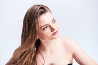 Stüdyo ışık gri arka plan üzerine iri gözlü genç şehvetli kadın portresi. Moda ve güzellik kavramı.