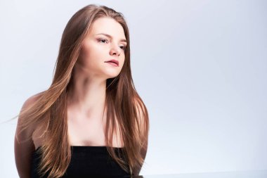 Gözleri iri ve rüzgarda sallayarak saç olan şehvetli kadın portre Studio. Moda ve güzellik kavramı. Kopya alanı.