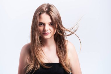 Gözleri iri ve rüzgarda sallayarak saç olan şehvetli kadın portre Studio. Moda ve güzellik kavramı. Kopya alanı.