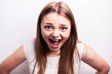 Stüdyo portre genç mutlu karizmatik kadın beyaz t-shirt iri gözlü ve açık ağız süper heyecanlı olmak. Uzay kopyalayın. Duyguları ifade etme kız.