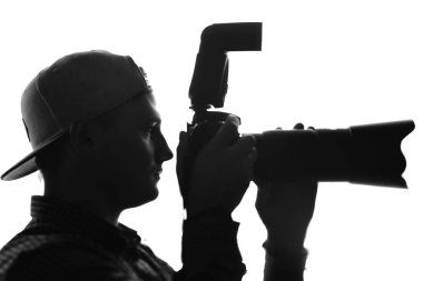 Kamera ve büyük lens ile iş yerinde fotoğrafçı. Tek renkli. Siyah ve beyaz.