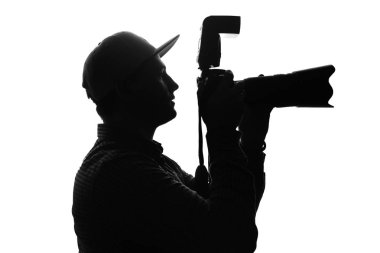 Kamera ve büyük lens ile iş yerinde fotoğrafçı. Tek renkli. Siyah ve beyaz.