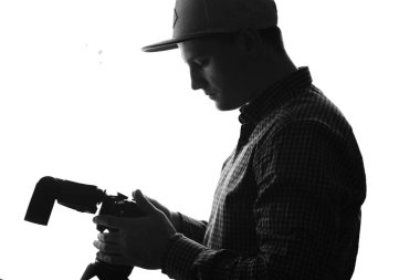 Kamera ve büyük lens ile iş yerinde fotoğrafçı. Tek renkli. Siyah ve beyaz.