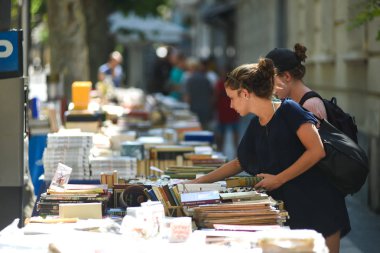 İspanya Denia 16 Ağustos 2017. Sokak eski kitap satışı.