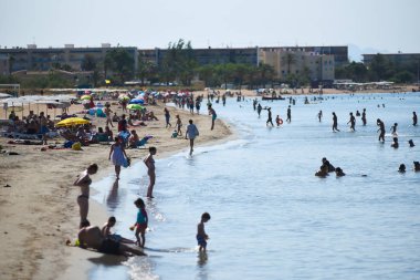 İspanya Denia 16 Ağustos 2017 sahilde insanlar banyo ve güneşlenmek