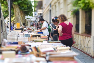İspanya Denia 16 Ağustos 2017 Satılık eski kitaplar sokakta.