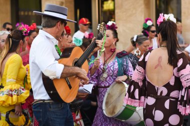 İspanya Denia 16 Ağustos 2017 İspanyol Ulusal kıyafetleri insanlar sokakta yürürken