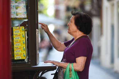 İspanya Denia 16 Ağustos 2017 A kadın satın alan bir piyango Denia Caddesi üzerinde