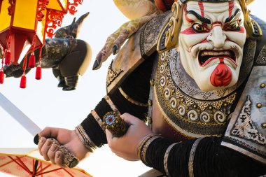 Plastik bebek ayarlama sokakları fallas tarihinde İspanya Denia 15 Mart 2017.Traditional bahar kutlamalar Denia şehir içinde.