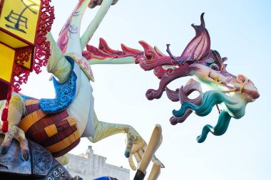 Plastik bebek ayarlama sokakları fallas tarihinde İspanya Denia 15 Mart 2017.Traditional bahar kutlamalar Denia şehir içinde.