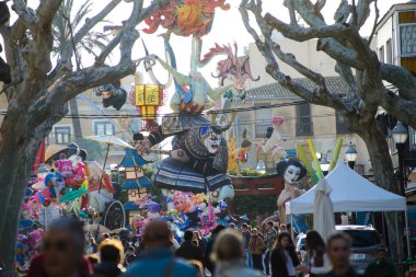 Plastik bebek ayarlama sokakları fallas tarihinde İspanya Denia 15 Mart 2017.Traditional bahar kutlamalar Denia şehir içinde.