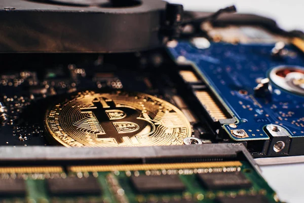 Bitcoin-Konzept - Goldmünze, Computerplatine mit Bitcoin-Prozessor und Mikrochips. elektronische Währung, Internet-Finanzierung und ypto Währung. Bitcoin-Mining. — Stockbild Bitcoin Konzept Goldmünze Computerplatine Mit Bitcoin Prozessor Und Mikrochips Elektronische — Stockfoto