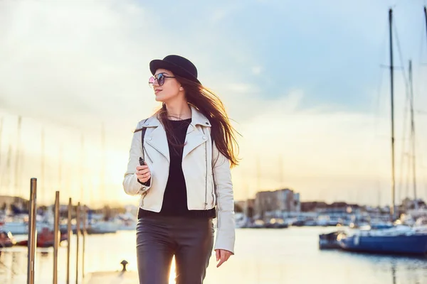 Bastante Joven Blogger Pelo Largo Sombrero Negro Gafas Sol Redondas —  Fotos de Stock