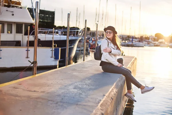 Pretty Young Long Haired Woman Blogger Black Hat Sunglasses Holding — Stock Photo, Image