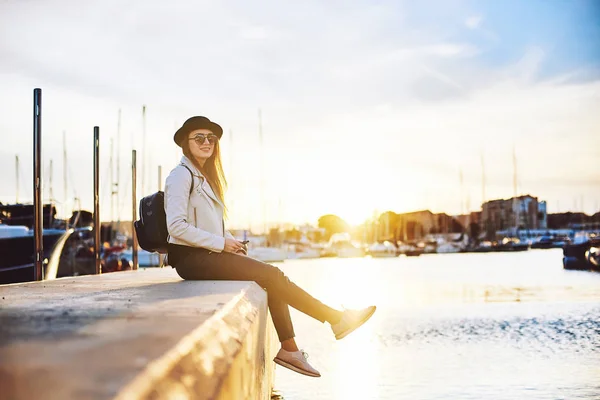 Pretty Young Long Haired Woman Blogger Black Hat Sunglasses Holding — Stock Photo, Image