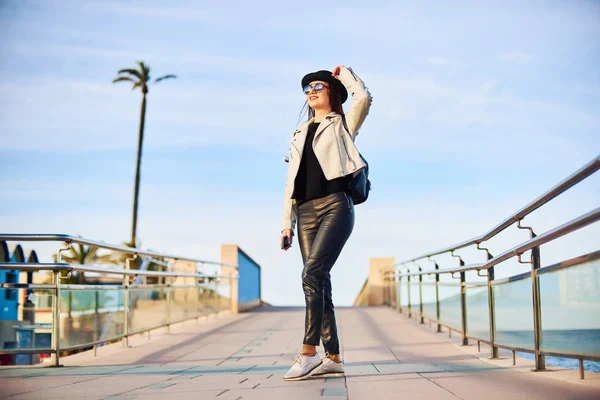 Feliz Joven Atractiva Bloguera Con Sombrero Negro Gafas Sol Redondas —  Fotos de Stock