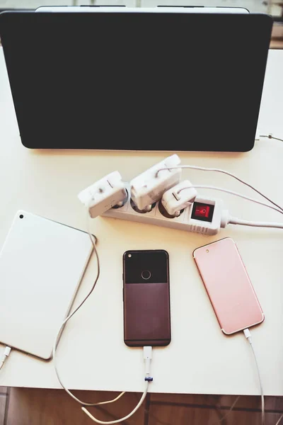 Bağdaştırıcı için smartphone ve masaya şarj dizüstü