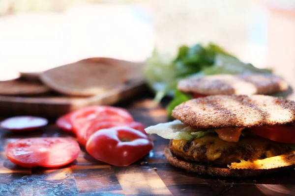 Közeli Kép Burger Zsemle Készült Főtt Grill Szelet Tintahal Sajt — Stock Fotó