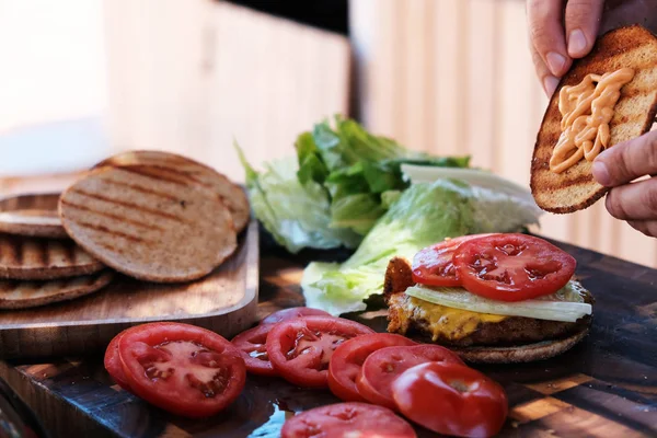 Primer Plano Manos Chef Masculino Preparando Hamburguesas Bollos Cocinados Parrilla —  Fotos de Stock