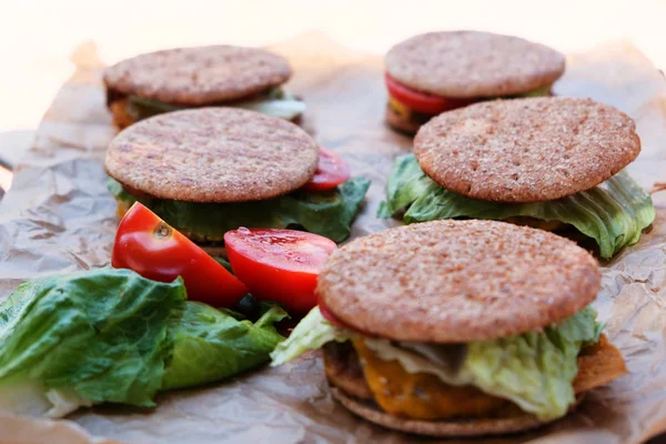 Közelkép Ízletes Házi Hamburger Zsemle Készült Főtt Grill Szelet Tintahal — Stock Fotó