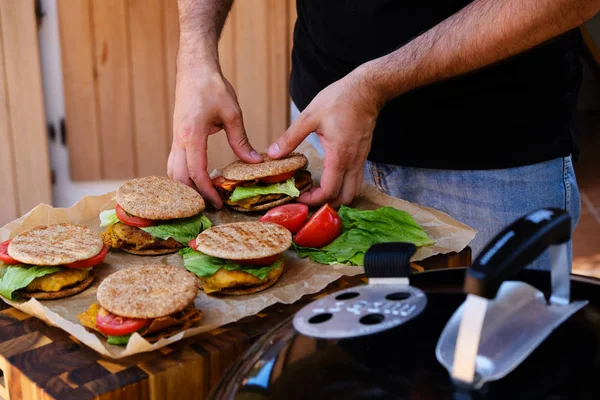 Primer Plano Manos Chef Masculino Preparando Hamburguesas Caseras Bollos Cocinados —  Fotos de Stock