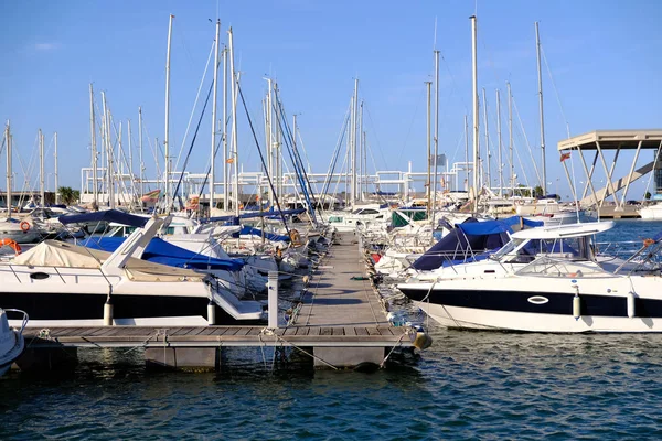 Iates Luxo Veleiros Barcos Motor Atracados Porto Marítimo Dia Ensolarado — Fotografia de Stock