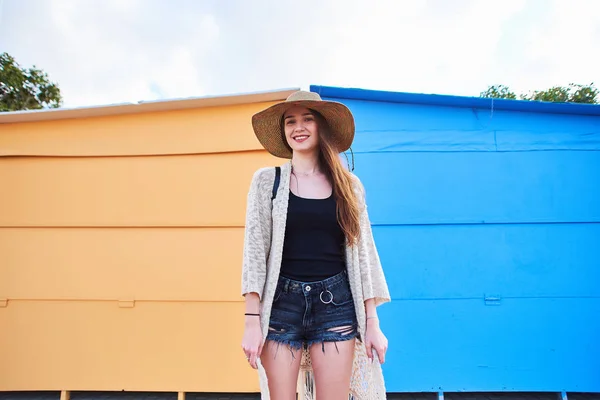 Jovem Mulher Atraente Vestindo Roupas Elegantes Shorts Chapéu Palha Sorrindo — Fotografia de Stock