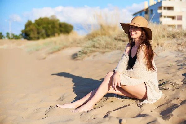 Ελκυστική Μελαχρινή Νεαρή Γυναίκα Φοράει Κομψό Ψάθινο Καπέλο Συνεδρίαση Και — Φωτογραφία Αρχείου