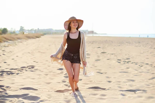 Όμορφη Νεαρή Γυναίκα Ψάθινο Καπέλο Περπατώντας Και Απολαμβάνοντας Ηλιόλουστη Καλοκαιρινή — Φωτογραφία Αρχείου