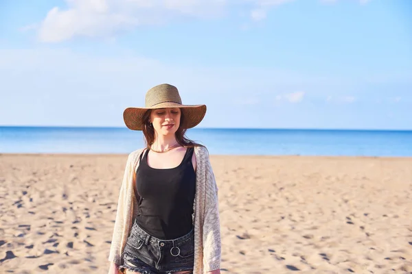 Όμορφη Νεαρή Γυναίκα Ευτυχισμένη Ψάθινο Καπέλο Περπάτημα Στην Παραλία Δίπλα — Φωτογραφία Αρχείου