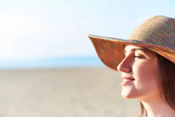 Πορτρέτο Της Ευτυχισμένη Γυναίκα Κλειστά Μάτια Φορώντας Ψάθινο Καπέλο Χαλαρώνοντας — Φωτογραφία Αρχείου