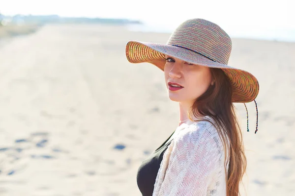Mulher Bonita Elegante Chapéu Palha Praia Espaço Para Cópia Viagens — Fotografia de Stock