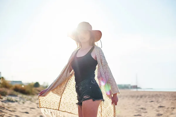 Jovem Atraente Mulher Elegante Usando Chapéu Palha Divertindo Praia Viagens — Fotografia de Stock