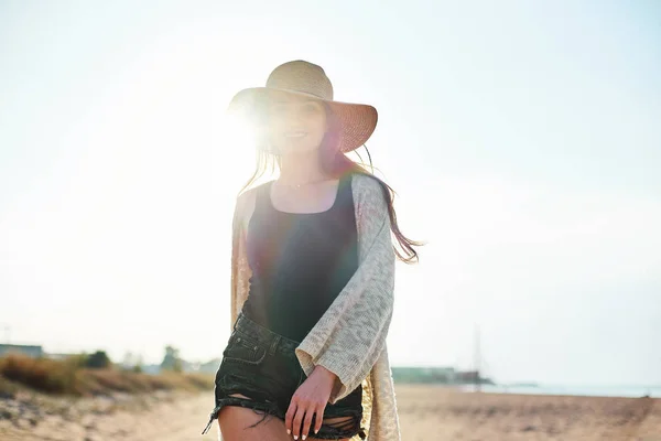 Jovem Atraente Mulher Elegante Usando Chapéu Palha Divertindo Praia Viagens — Fotografia de Stock