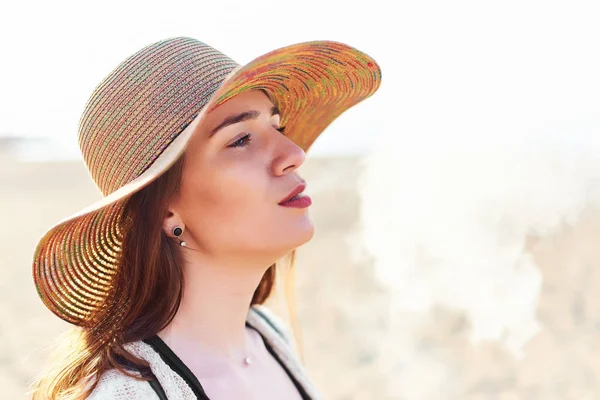 Πορτραίτο Του Νέους Ελκυστικές Ευτυχισμένη Γυναίκα Φοράει Ψάθινο Καπέλο Φούμαρα — Φωτογραφία Αρχείου