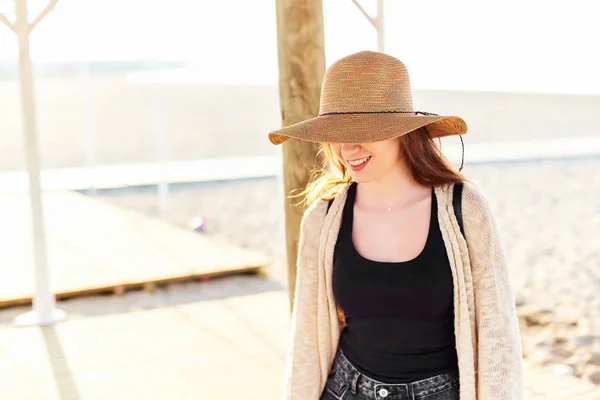 Linda Jovem Mulher Feliz Usando Chapéu Palha Rindo Praia Verão — Fotografia de Stock
